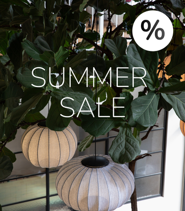 Pendelleuchten aus Stoff vor üppigem Grün mit Summer Sale Hinweis.
