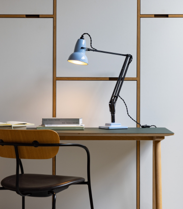 Hellblaue Anglepoise Schreibtischleuchte auf einem Holztisch mit Stuhl